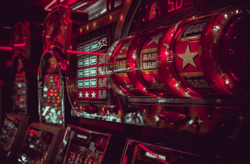 Layar mesin arcade dengan simbol bar dan bintang