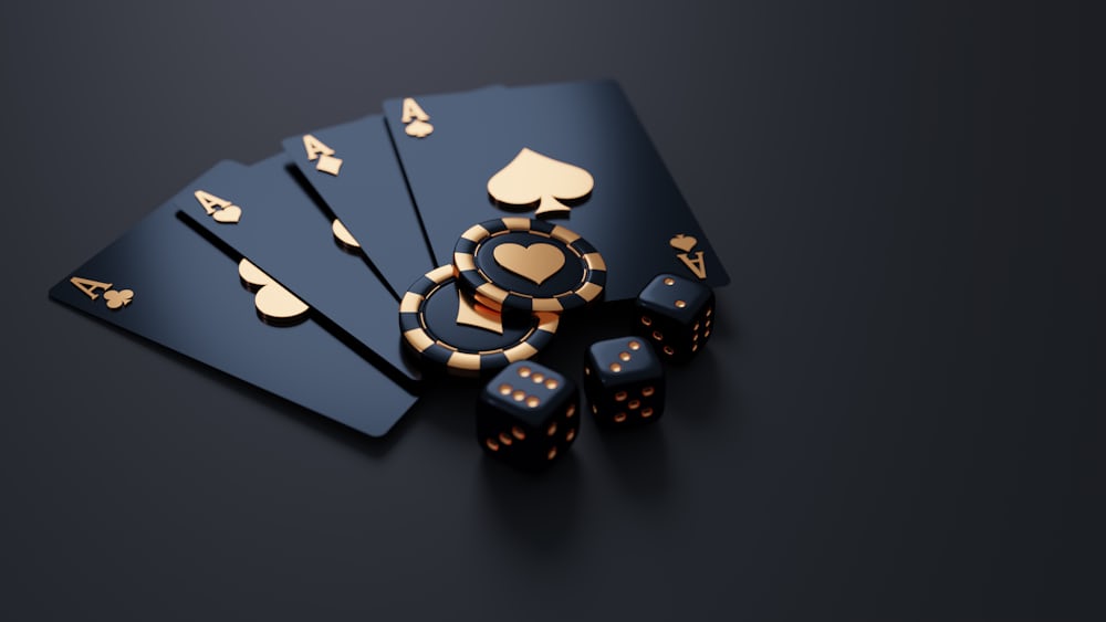Kartu poker, chip, dan dadu tertata di atas meja