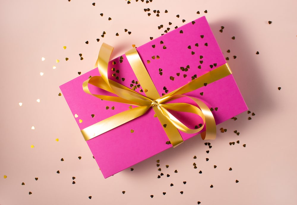 Kado berpita siap dibuka sebagai metafora bonus member baru