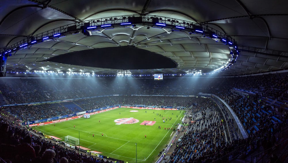 Lapangan sepak bola dengan lampu stadion
